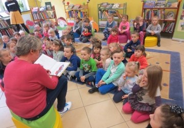 Dzieci z przedszkola „Kubuś Puchatek” z wycieczką w bibliotece