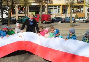 Przedszkolaki też oddają hołd konstytucji i fladze