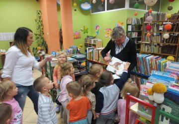 Wycieczka przedszkolaków do biblioteki