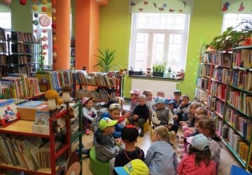 Wycieczka przedszkolaków do biblioteki