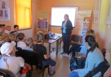 Uczniowie Szkoły Podstawowej w Pogorzeli w bibliotece