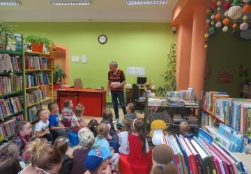 Wycieczka przedszkolaków do biblioteki