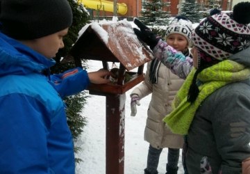 Najmłodsi uczniowie SP5 dokarmiają ptaki