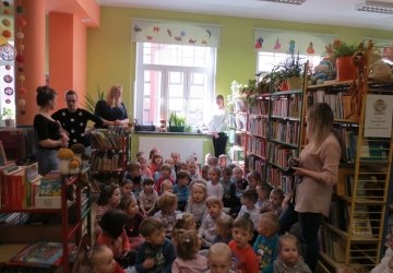 Przedszkolaki „U Kubusia Puchatka” w bibliotece