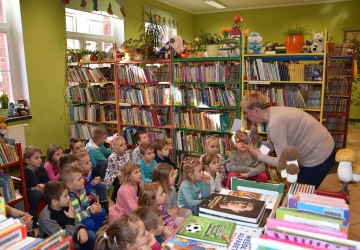 Dwie grupy Pięciolatków z wizytą w bibliotece