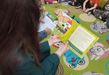 Czytanie bajek przez Radnych Rady Miejskiej w Gołdapi dla dzieci z Oddziałów Przedszkolnych przy SP 3